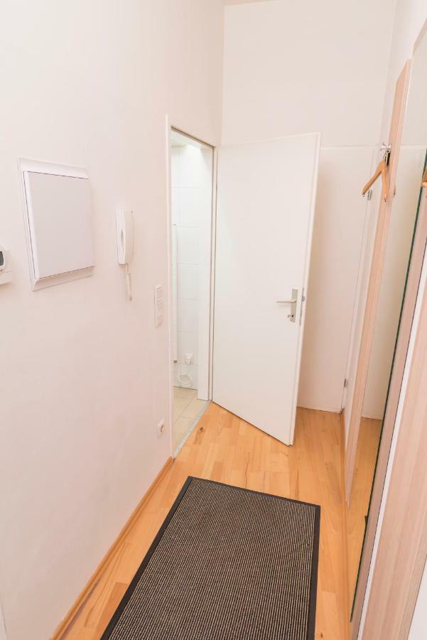 דירות וינה Tiny Hideaway מראה חיצוני תמונה